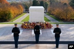 Jandam Ameriken ap veye epi salye Tonbo Solda Enkoni a nan Simitye Nasyonal Arlington nan, 11 Nov. 2021.