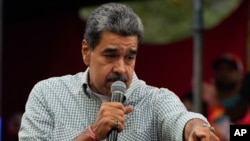 El presidente de Venezuela, Nicolás Maduro, se dirige a leales al gobierno reunidos en el palacio presidencial en apoyo de su reelección un mes después de la votación presidencial, en Caracas, Venezuela, el miércoles 28 de agosto de 2024. 