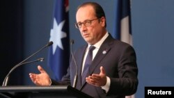 El presidente Frances Francois Hollande habla en la Galería Nacional de Australia en Camberra. Hollande confirmó la identificación de un segundo francés entre los terroristas del EI.