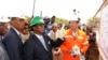 Le président du Tchad, Idriss Deby (au centre), à Badila, dans le sud du Tchad, avant le lancement d'un puits de pétrole exploité par Caracal Energy, le 9 juin 2013.