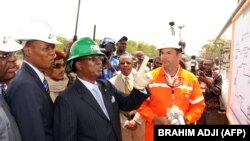 Le président du Tchad, Idriss Deby (au centre), à Badila, dans le sud du Tchad, avant le lancement d'un puits de pétrole exploité par Caracal Energy, le 9 juin 2013.