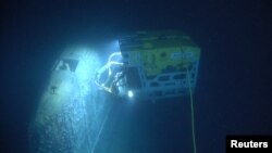 원격조종장치 아에기르 6000이 침몰한 러시아 핵잠수함 콤소몰레츠 잔해를 조사하고 있는 모습을 노르웨이 해양연구소가 10일 공개했다. 