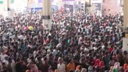 বাংলাদেশে ঈদের ছুটির আগে যাত্রীদের নানা বিড়ম্বনা