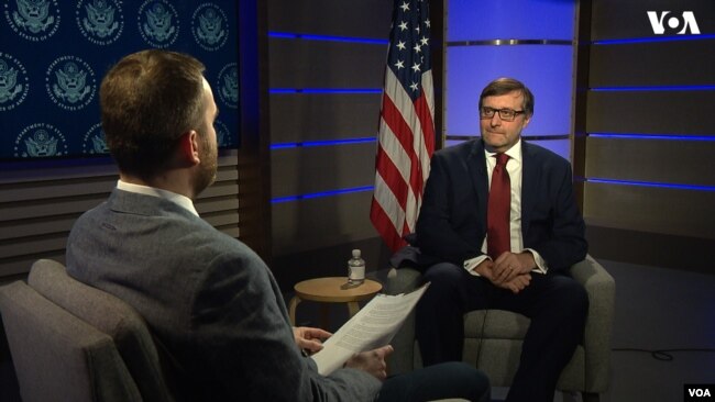 Matthew Palmer talking to VOA Bosnian journalist Dino Jahić