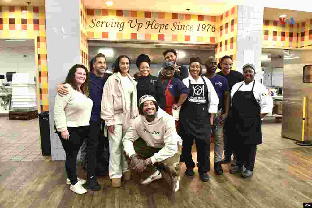 Empleados y voluntarios de Cathedral Kitchen posaron para una fotografía junto a&nbsp;Kelly Ubre, del equipo de baloncesto 7ers, de Filadelfia, y su esposa, despué de participar en la cena que ofreció Cathedral Kitchen, para celebrar Acción de Gracias con los más necesitados.&nbsp;Camden, Nueva Jersey, 2 de noviembre de 2024.&nbsp;[Fotografía: Luis Quintanal]