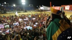 A Xavante indigenous leader speaks out against the approval a proposed constitutional amendment that would put the demarcation of indigenous lands into the hands of the Congress, at the World Indigenous Games in Palmas, Brazil, Oct. 28, 2015. 