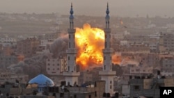 Una bomba de la aviación israelí hace impacto este sábado en Gaza.