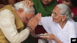 印度反對黨領袖 納倫德拉•莫迪在他領導的印度人民黨獲壓倒性勝利後，接受年屆90歲的母親祝福。