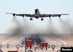 대기 중의 방사성 물질을 탐지하는 미 공군 특수정찰기 WC-135 ‘콘스턴트 피닉스’가 이륙하고 있다.