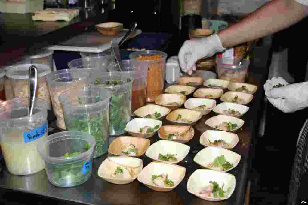 Renowned chefs prepare dinner at a Washington, DC fundraiser and silent auction organized by Caring for Cambodia, a non-profit to help support 21 impoverished schools in Cambodia&#39;s Siem Reap province, May 4, 2017. (VOA Khmer)