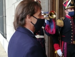 ARCHIVO - El presidente uruguayo, Luis Lacalle Pou, entra en un edificio del gobierno protegido contra COVID-19. Foto Leonardo Luzzi, VOA.