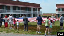 It’s all about the flag at Fort McHenry in Maryland, where every day visitors unfold a large “star-spangled banner” as they listen to the story behind the US national anthem. (S. Logue/VOA)