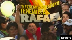 Una seguidora del presidente Rafael Correa sostiene un cartel en Ambato. La campaña política termina hoy.