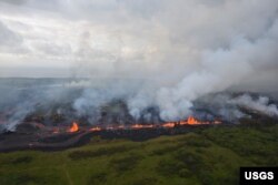 Fuentes de lava de la Fisura 20 en el volcán Kīlauea. Grieta más baja de la zona este. Hawái, mayo 19 de 2018.
