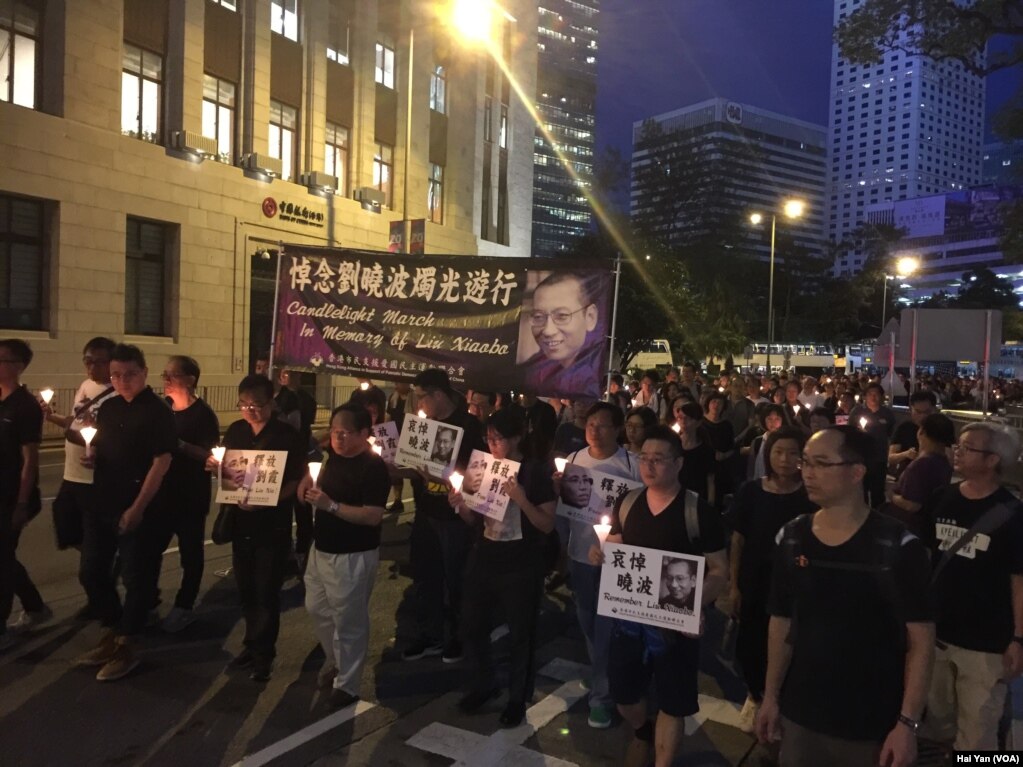港人烛光游行至中联办悼念刘晓波(美国之音海彦拍摄)