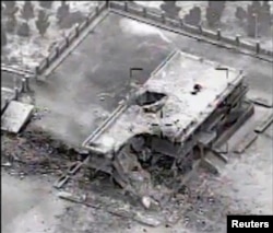 Hình ảnh từ một video do cơ quan Chỉ huy Trung ương Hoa Kỳ cung cấp cho thấy một tòa nhà tại một cứ điểm của IS gần thị trấn Ar Raqqah, Syria, bị phá hủy, sau một trận không kích nhắm vào các mục tiêu Nhà nước Hồi giáo, 23/9/2014.
