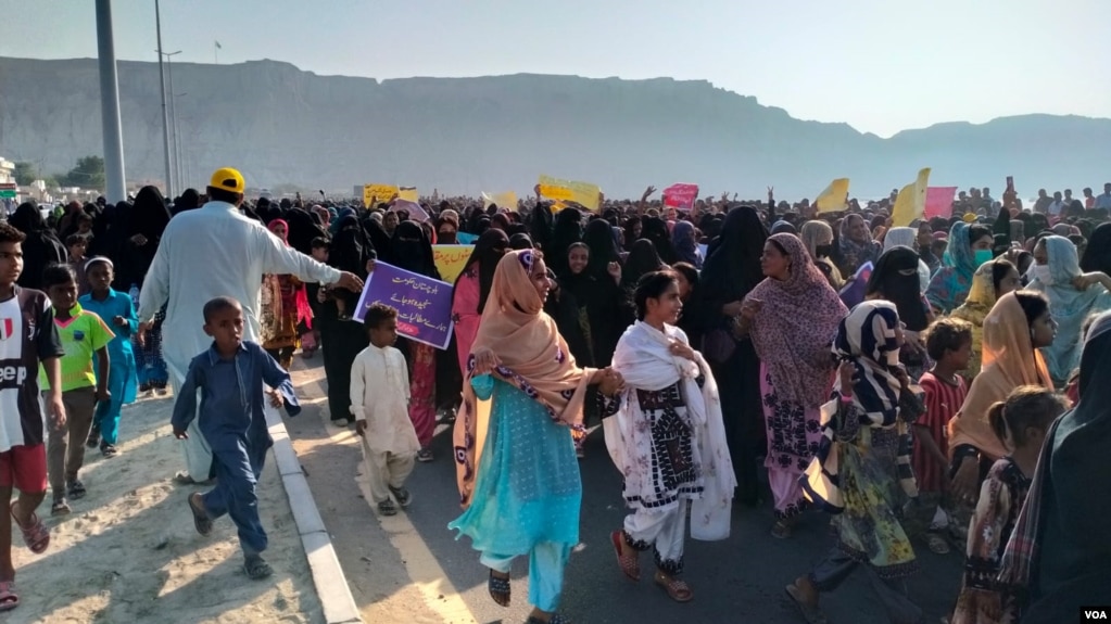 巴基斯坦港口城市瓜达尔爆发民众游行示威，当地妇女和儿童也加入抗议。（2021年11月29日）(photo:VOA)