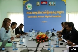 Special Rapporteur on Human Rights Rhona Smith meets officials from Cambodia Human Rights Committee (CHRC) on Tuesday, October 11, 2016 in Phnom Penh during her third visit to country. (Leng Len/VOA Khmer)