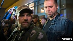 ယူကရိန်းအရှေ့ပိုင်း Donetsk ဒေသမှာ သူ့ကိုယ်သူ ဝန်ကြီးချုပ်အဖြစ် ကြေညာထားတဲ့ ရုရှားနိုင်ငံသား Alexander Borodai (R)