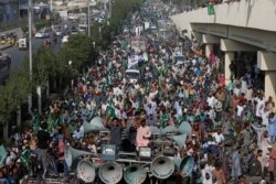 Supporters of the Tehrik-e-Labaik chant slogans as they march to welcome their leader Khadim Hussain Rizvi (not pictured) during a campaign rally ahead of general elections in Karachi, Pakistan July 1, 2018.
