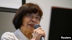 Teruko Yahata (85), a World War Two Hiroshima atomic bombing survivor, speaks about her story of the horrors of Hiroshima to foreign visitors at the Hiroshima Peace Memorial Museum in Hiroshima, western Japan May 9, 2023. (REUTERS/Tom Bateman)
