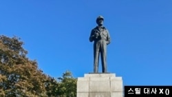 인천 자유공원의 맥아더 장군 동상을 찾은 스틸 대사. (스틸 대사 X)