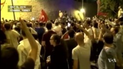 Prosvjednici u konfrontaciji s turskom vojskom tokom pokušaja vojnog udara