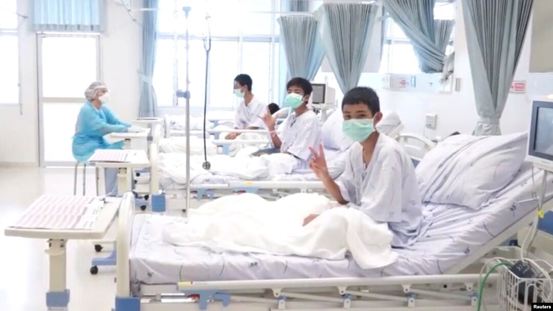 Tiga dari 12 anak Thailand yang berhasil dievakuasi dari gua Tham Luang kini dirawat di sebuah rumah sakit Chiang Rai, Thailand, Rabu (11/7). 