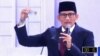 Cawapres No Urut 02, Sandiaga Uno menunjukkan KTP yang bisa dijadikan kartu serbaguna untuk berbagai layanan kepada masyarakat. (foto: YouTube).