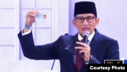 Cawapres No Urut 02, Sandiaga Uno menunjukkan KTP yang bisa dijadikan kartu serbaguna untuk berbagai layanan kepada masyarakat. (foto: YouTube).