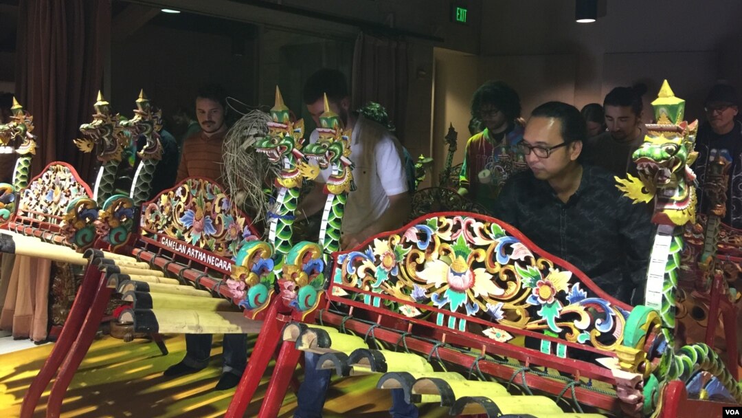 Anggota kelompok gamelan jegog Artha Negara di Santa Cruz, California menujukkan kebolehan mereka.