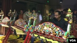 Anggota kelompok gamelan jegog Artha Negara di Santa Cruz, California menujukkan kebolehan mereka.