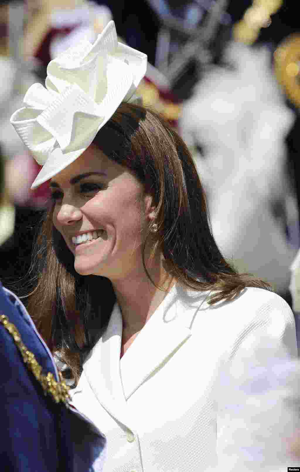 Katerin St. Corc kilsəsini tərk edərkən