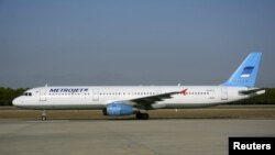 Pesawat Airbus Metrojet A-321 dengan nomor registrasi EI-ETJ saat hendak lepas landas dari Antalya, Turki, 17 September 2015 yang lalu (Foto: dok). Pesawat ini mengalami kecelakaan di Semenanjung Sinai, Mesir, Sabtu (31/10).