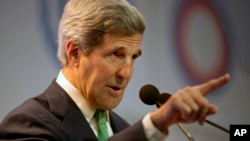 Kerry dijo que ningún país por si solo puede resolver el problema.