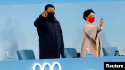 2022年2月4日，在北京國家體育場，中國國家主席習近平與他的妻子彭麗媛在冬奧會開幕式上向大家揮手致意。（路透社）