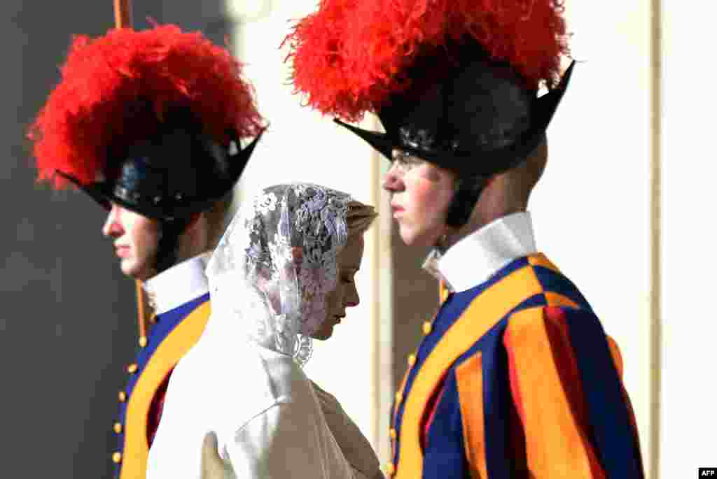 Công nương Charlene xứ Monaco (giữa) đi ngang qua Cận vệ Thụy Sĩ khi bà đến Vatican cho một buổi tiếp kiến riêng riêng với Đức Giáo hoàng Phanxicô.