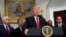 El presidente Donald Trump habla en la Casa Blanca antes de firmar una orden ejecutiva que modifica levemente el plan nacional de cuidado de salud, conocido como Obamacare el jueves, 12 de octubre de 2017.
