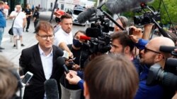 和平電影基金會創始人比佐爾吉在治理納瓦爾尼的柏林的醫院外對媒體講話。(2020年8月22日)