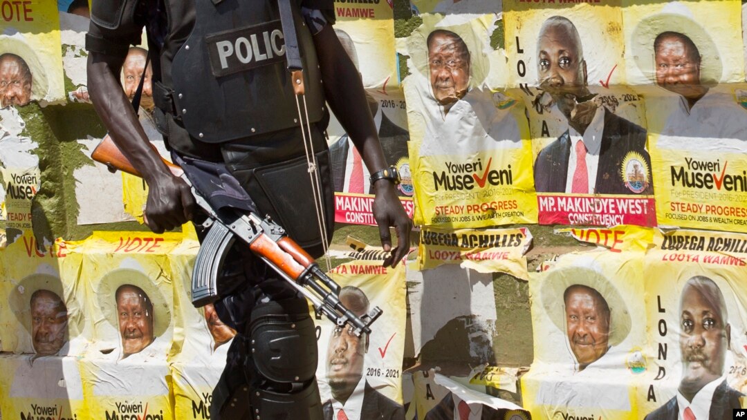 Polisi anti huru-hara berpatoli di sekitar poster kampanye Presiden Yoweri Museveni, di Kampala, Uganda (Foto: dok).