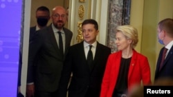 12 Ekim 2021 - Avrupa Komisyonu Başkanı Ursula von der Leyen, Avrupa Konseyi Başkanı Charles Michel ve Ukrayna Cumhurbaşkanı Volodimir Zelenski, Ukrayna'nın başkenti Kiev'de biraraya gelmişti.