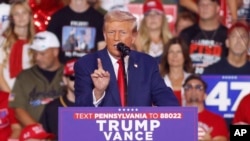 El candidato presidencial republicano, el expresidente Donald Trump, habla durante un mitin de campaña en el Mohegan Sun Arena, en Casey Plaza, en Wilkes-Barre, Pensilvania, el sábado 17 de agosto de 2024. (Foto AP/Laurence Kesterson)