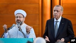 (ARŞİV) Cumhurbaşkanı Recep Tayyip Erdoğan ve Diyanet İşleri Başkanı Ali Erbaş