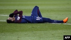 Neymar, blessé, se tord de douleurs lors d’un match contre l’OM au Parc des Princes, Paris, 25 février 2018.