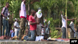 Des manifestants protestent dans les rues de Libreville, la capitale du Gabon, le 1er septembre 2016.