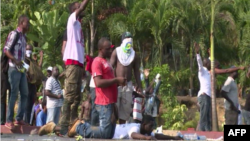 Des manifestants à Libreville, au Gabon.