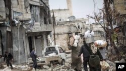 Sirijski civili napuštaju zbog bombardovanja svoje domove noseći samo najneophodniju imovinu