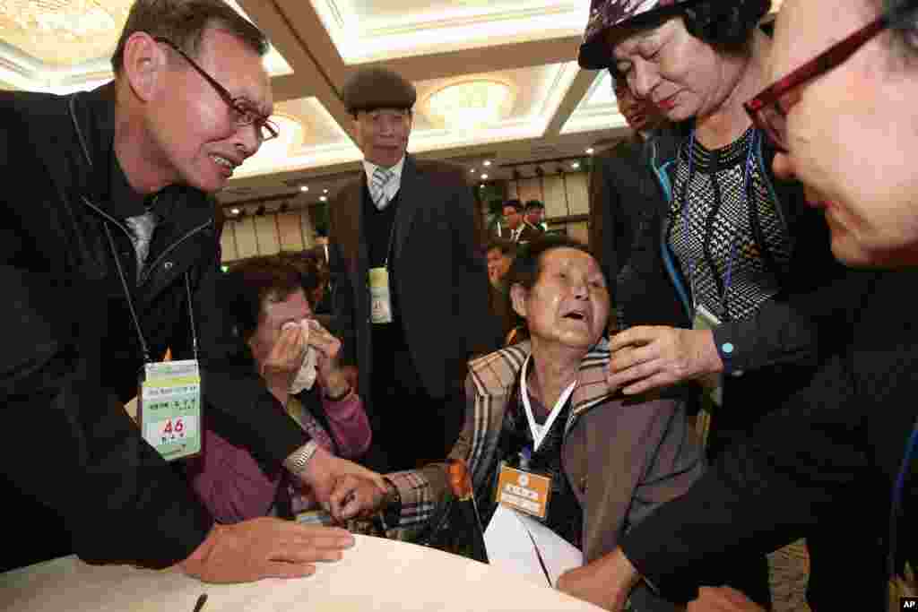 Bà Lim Ok Rye, 82 tuổi, từ Bắc Triều Tiên, òa khóc khi gặp lại các thành viên trong gia đình từ Hàn Quốc trong cuộc đoàn tụ gia đình tại Núi Kim Cương, ngày 20/10/2015.