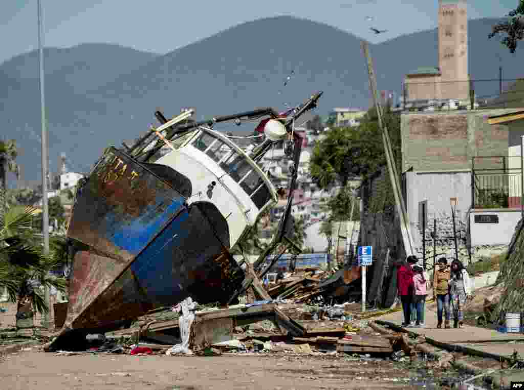 زلزله ۸.۳ ریشتری شیلی در سپتامبر سال ۲۰۱۵ خسارت زیادی به بار آورد. در این عکس یک قایم ماهیگیری که با موجهای بعد زلزله، به خشکی آمده را می بینید.