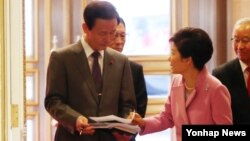 박근혜 한국 대통령(오른쪽)이 13일 청와대에서 김장수 청와대 국가안보실장으로부터 국가안보정책조정회의 관련 보고를 받고 있다.